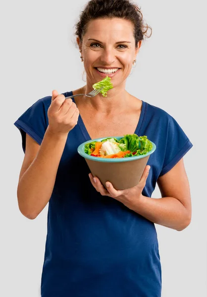 Femme d'âge moyen manger de la salade — Photo