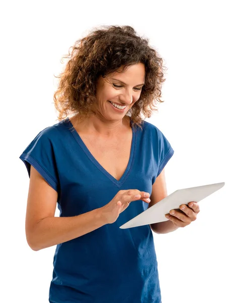 Ευτυχισμένη γυναίκα που εργάζεται με ένα tablet — Φωτογραφία Αρχείου