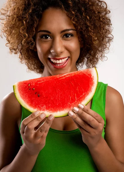 Vrouw met een watermeloen vrucht — Stockfoto