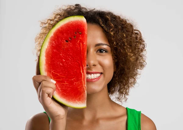 Mujer afroamericana sosteniendo una sandía — Foto de Stock