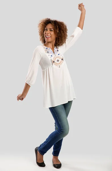 Afroamerikanska kvinna med ena armen upp — Stockfoto