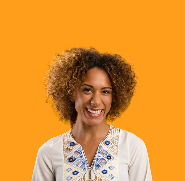 Hermosa mujer afroamericana — Foto de Stock