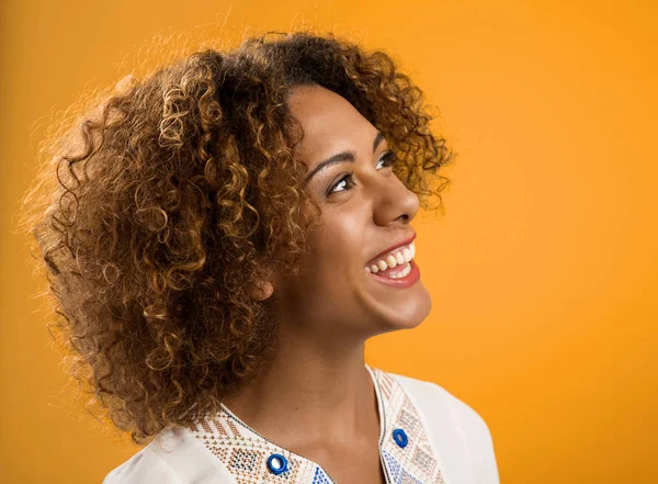 Hermosa mujer afroamericana — Foto de Stock