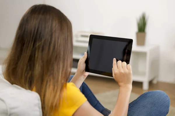 Mulher em casa trabalhando com um tablet — Fotografia de Stock