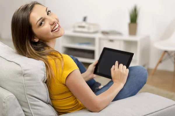 Mulher em casa trabalhando com um tablet — Fotografia de Stock