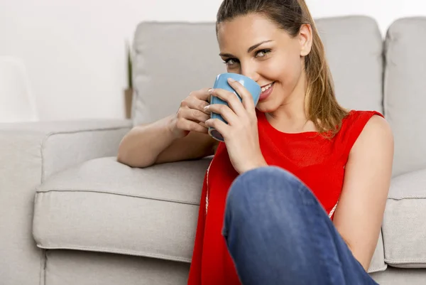Mujer en casa bebiendo café —  Fotos de Stock