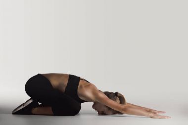 Esneme egzersizleri yapan bir kadın. 