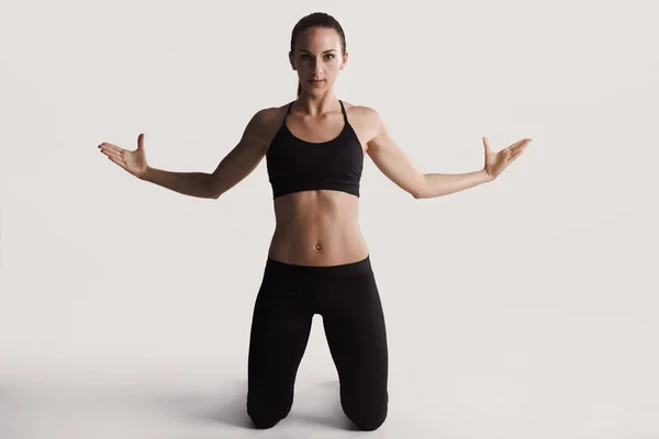 Vrouw doet stretching oefeningen — Stockfoto