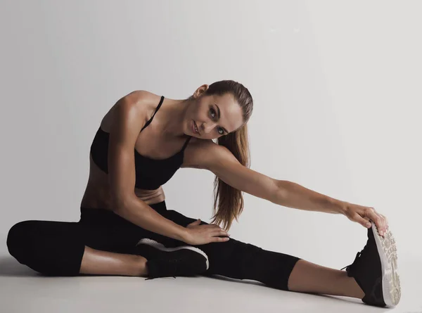 Vrouw doet stretching oefeningen — Stockfoto