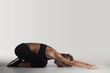 Esneme egzersizleri yapan bir kadın. 