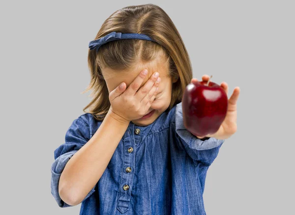 Menina segurando maçã vermelha fresca — Fotografia de Stock