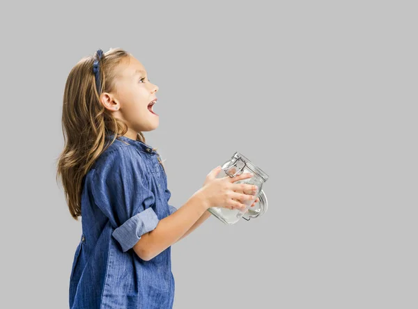 Menina segurando panela de vidro — Fotografia de Stock