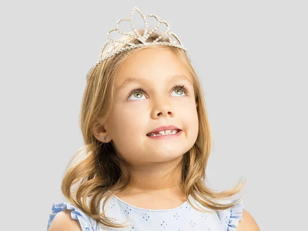 Ragazza che indossa la corona principessa — Foto Stock