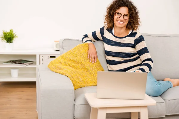 Mulher bonita que trabalha com laptop — Fotografia de Stock