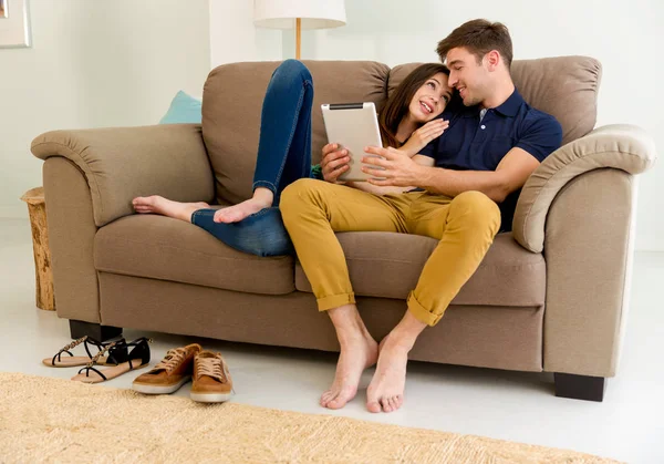 Pareja sentada en sofá —  Fotos de Stock