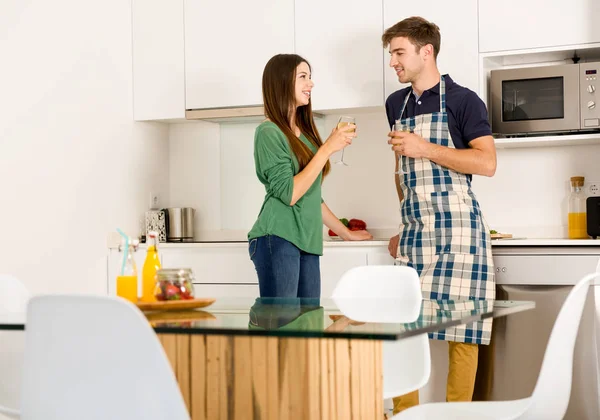 Pareja Disfrutando de una copa de vino — Foto de Stock