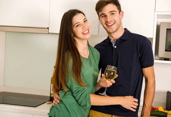 Paar genießt ein Glas Wein — Stockfoto