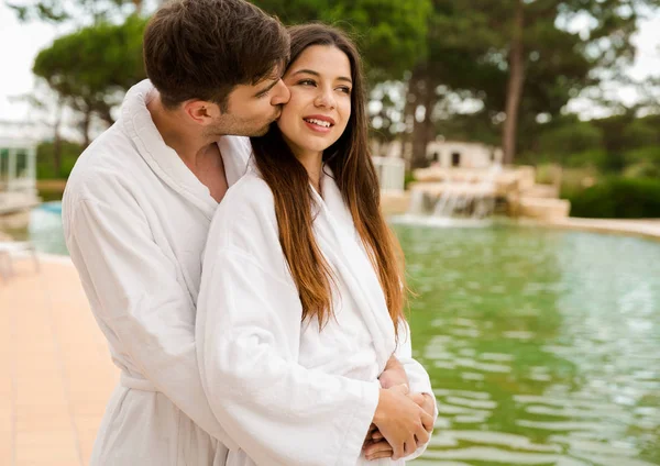 Pareja joven disfrutando de vacaciones — Foto de Stock