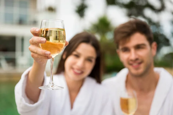 Jovem casal degustação de vinho — Fotografia de Stock