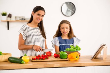 Anne ve kızı mutfakta.