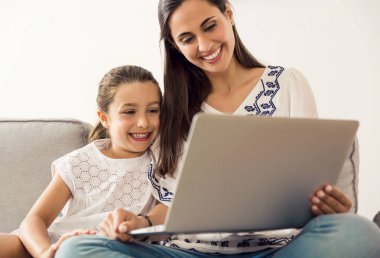 Anne kızı laptop ile çalışan öğretim