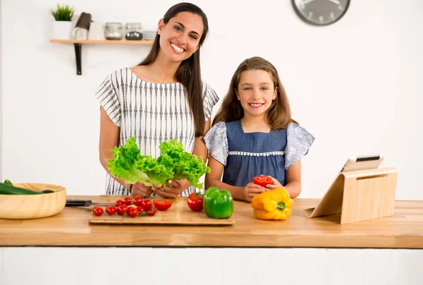Anya és lánya a konyhában — Stock Fotó