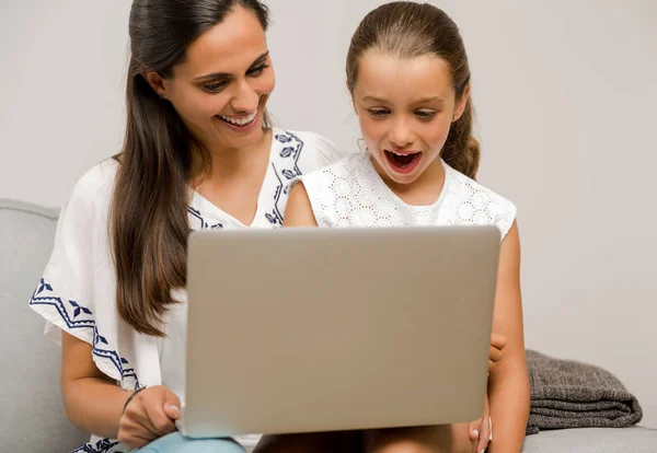 Mom teaching Daughter working with laptop — Stock Photo, Image