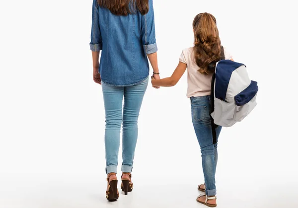 Mor och dotter går i skolan — Stockfoto