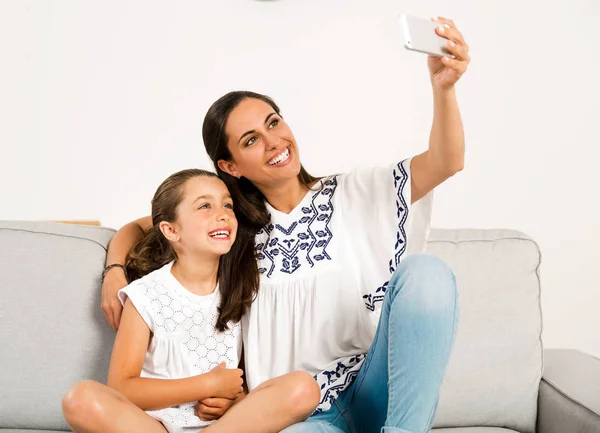 Mamá e hija haciendo selfie — Foto de Stock