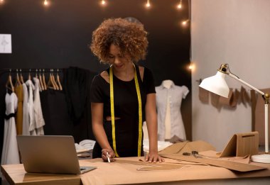 Atelier moda tasarımcısı