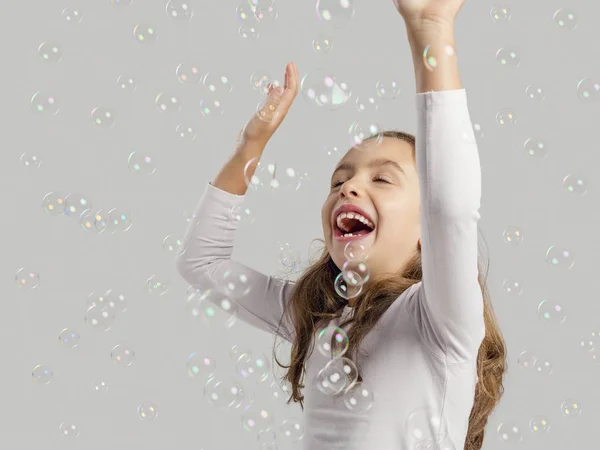 Menina brincando com bolhas — Fotografia de Stock