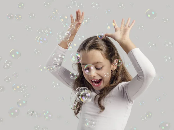 Lány játszik buborékok — Stock Fotó