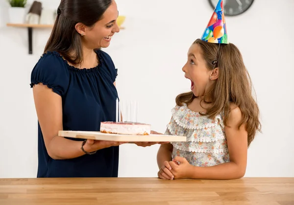 Aniversário festa menina com a mãe — Fotografia de Stock