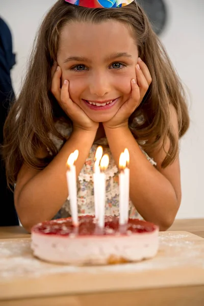 Κορίτσι με τούρτα γενεθλίων — Φωτογραφία Αρχείου