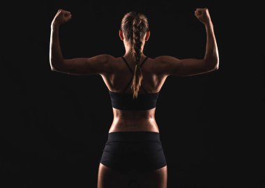 Kadın kaslarını gösteriyor.