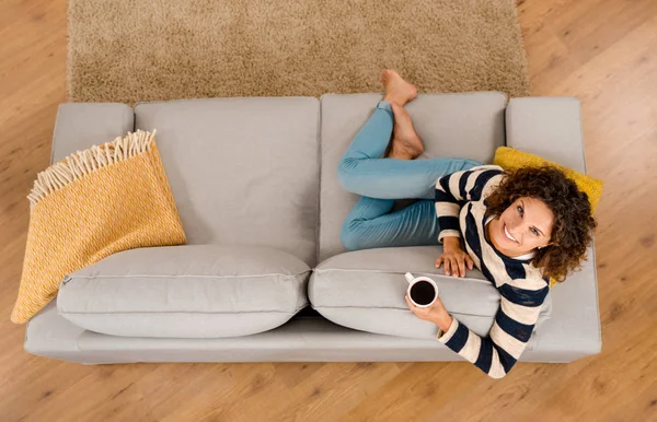 güzel bir kadın kanepe 