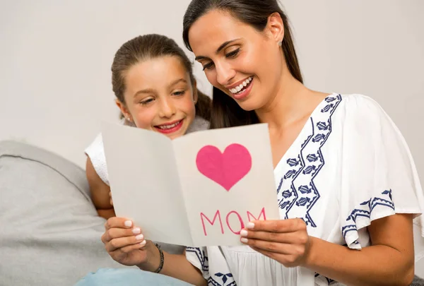 Mother receiving a greeting card — Stock Photo, Image