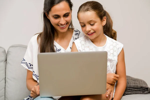 Mor och dotter arbetar med en en laptop — Stockfoto