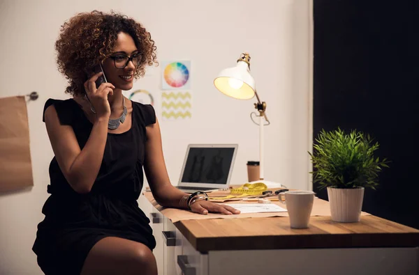 Designer de moda fazendo um telefonema — Fotografia de Stock