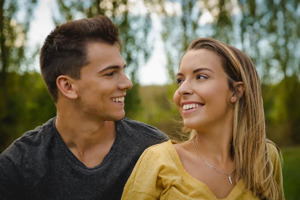 Beautiful couple smiling — Stock Photo, Image