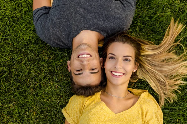 Par liggande på gräset — Stockfoto