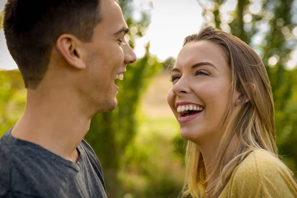 Jovem casal bonito — Fotografia de Stock