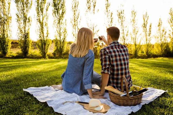 Szczęśliwa para w parku — Zdjęcie stockowe