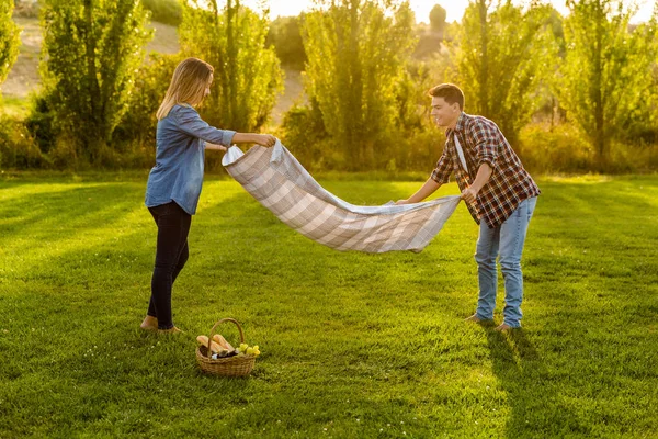 Pár se chystá na piknik — Stock fotografie