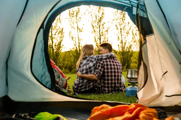 Casal feliz camping — Fotografia de Stock