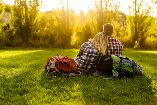 Young couple with backpacks — Stock Photo, Image