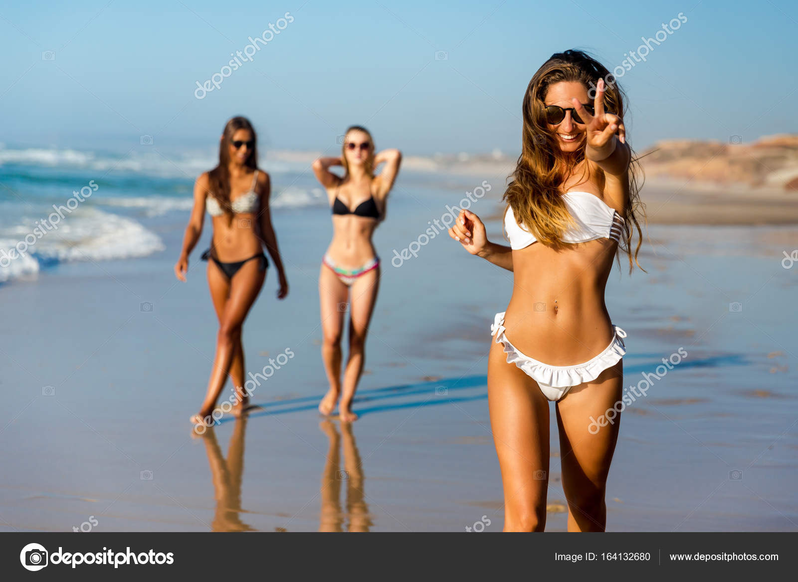 Meninas bonitas andando na praia fotos, imagens de © ikostudio #149291426