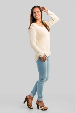  Gülümseyen genç kadın