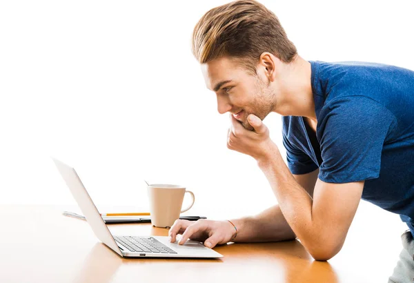 Genç adam bir dizüstü bilgisayar ile — Stok fotoğraf
