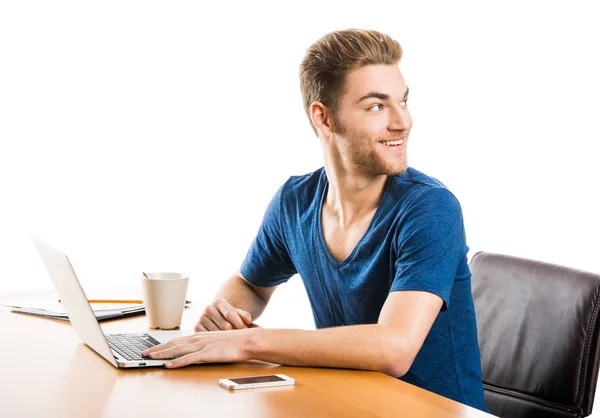 Junger Mann mit Laptop — Stockfoto